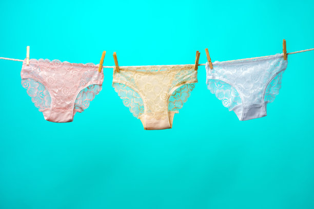 女性内裤挂在绳子上对蓝色的工作室背景图片下载