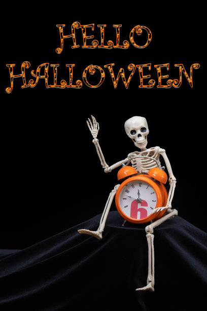 一个拿着黑色背景的橙色闹钟的人骷髅正在挥手致意图片下载