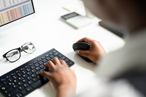 非裔美国妇女手腕疼痛图片下载