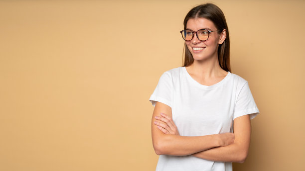 学生女孩在眼镜和白色模型t恤交叉手臂复制空间背景图片下载