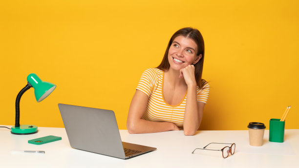 聪明的学生女孩梦想着完美的工作和事业坐在桌子前的笔记本电脑图片下载