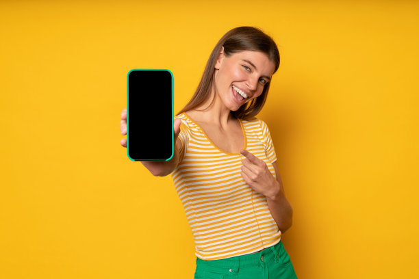 女性广告新的约会应用程序拿着手机的拷贝空间指向黑屏图片下载