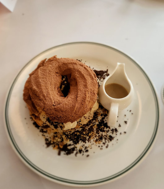 加慕斯的甜甜圈蛋糕图片下载