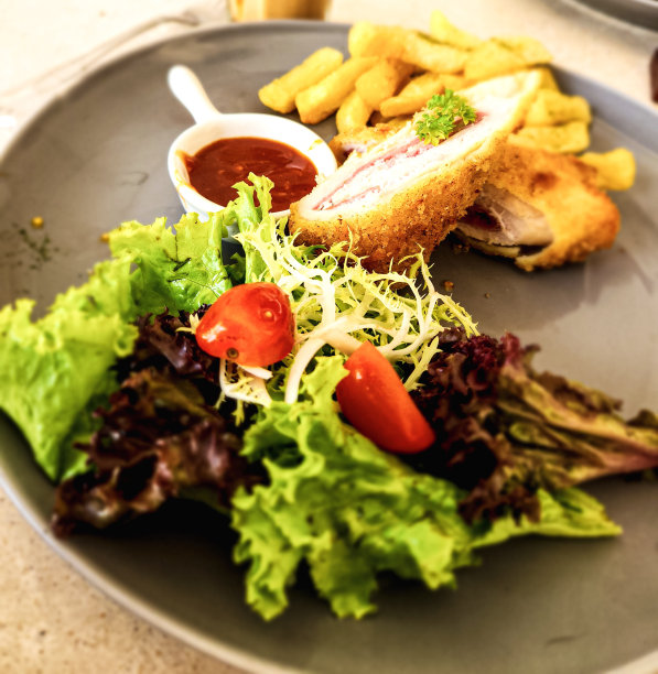 鸡肉和沙拉在盘子里图片下载