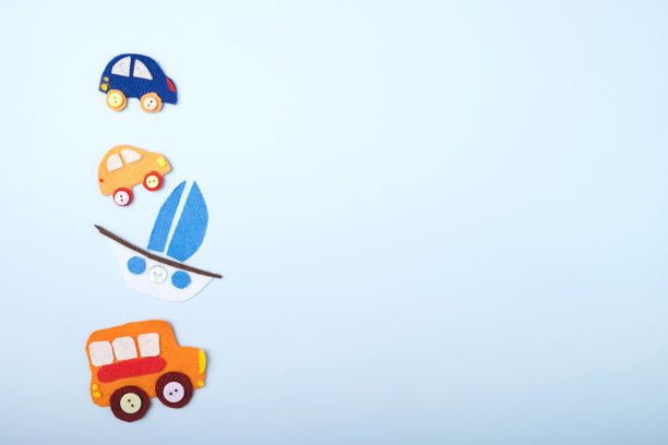 明亮的多色儿童玩具框架。感觉汽车和船的蓝色背景与彩色按钮。前视图。Flatlay。文本的复制空间。图片下载