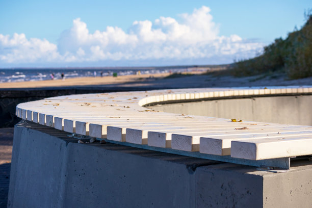 海边的白色半圆形木制长凳图片下载