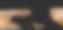 一个拿着相机的男人在栅栏前拍照的侧影图片下载
