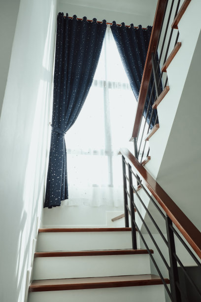 室内木质楼梯，晨光自然。图片下载