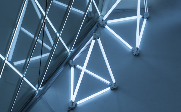 现代展览天花板下的二极管照明灯具图片下载