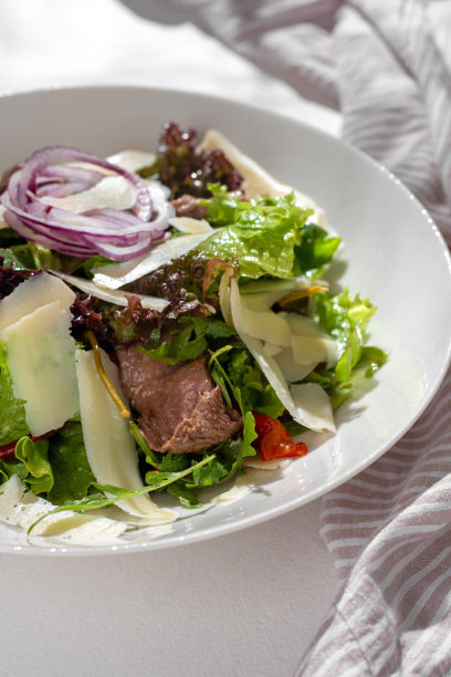 烤牛肉沙拉放在餐盘上图片下载
