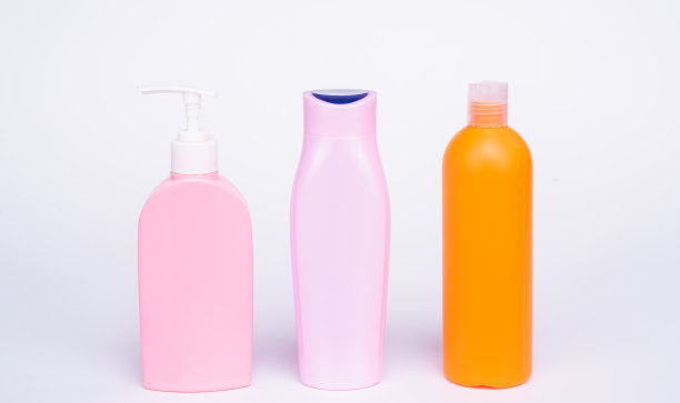 可再灌装的淋浴和沐浴胶产品容器排在白色复制空间，瓶子图片下载