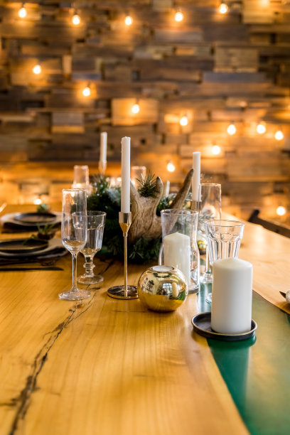 时尚的餐桌设置与燃烧的蜡烛和圣诞装饰。美丽的餐桌设置与圣诞装饰在客厅。餐桌上的节日装饰，浪漫的节日夜晚图片下载