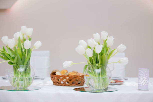 婚礼仪式上，美丽的白色郁金香插在花瓶里的特写图片下载