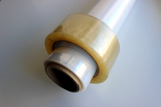 一卷包装膜是放在黄色工业胶带详细的库存照片图片下载