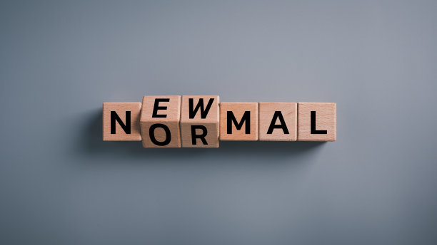 翻转木块立方体，为新的标准措辞。世界正在发生变化，商业、经济、环境和健康都进入了新常态。图片下载