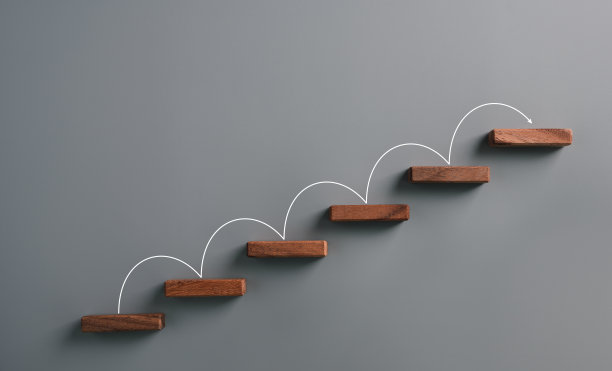 楼梯上上升的箭头，增加业务，商业理念的阶梯职业道路和成长成功的过程。步步成功图片下载