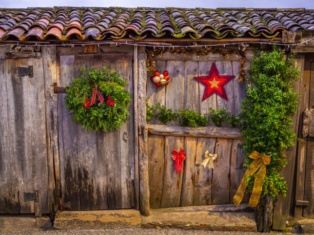 一个装饰着圣诞装饰品的木制乡村小屋的特写镜头图片下载