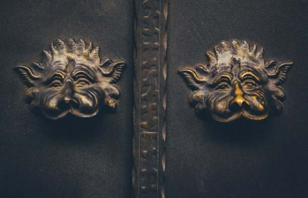Аntique有龙头的门把手。图片下载