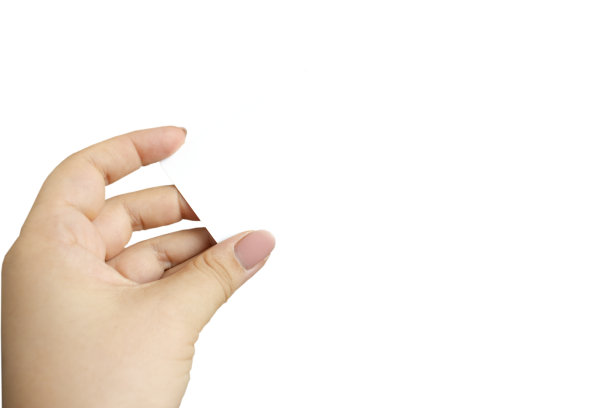 手握名片孤立在白色背景图片下载