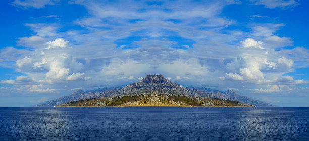 海上陆地的抽象鸟瞰图，看起来像火山图片下载