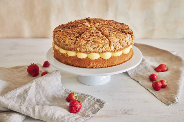 美味的奶油派配脆杏仁和草莓放在蛋糕架上图片下载