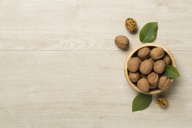 新鲜的核桃在木制背景，顶视图图片下载