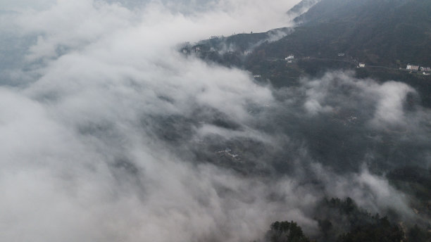 云雾覆盖山上城镇的航拍照片图片下载