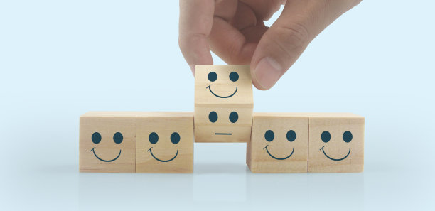 手持木块，留有输入文字的复制空间图片下载