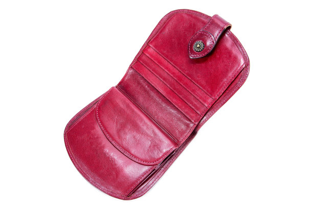 打开的皮革复古女性钱包孤立的白色背景。里面的空复古女士钱包设计孤立图片下载