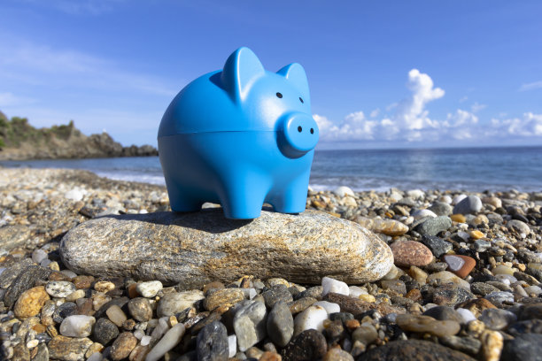 沙滩上的蓝色储蓄罐特写镜头图片下载