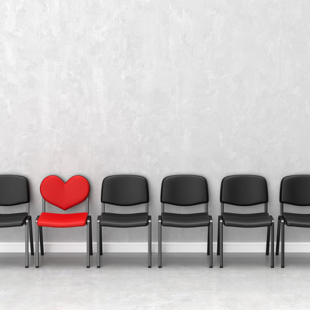 黑色的空椅子摆成一排。有一把椅子是红色的心形。不同的观念气质。3 d渲染。图片下载