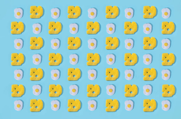 玩具以蓝色背景的毛毡制成的食物手的形式。手缝。极简艺术的食物概念。图片下载