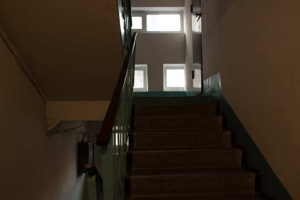 第聂伯洛市一栋公寓楼里的旧苏联肮脏黑暗的楼梯图片下载