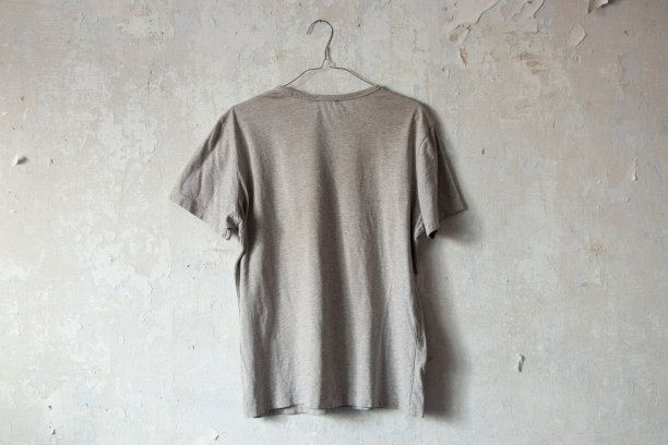 纯色男士夹克挂在房间灰色墙上的衣架上图片下载