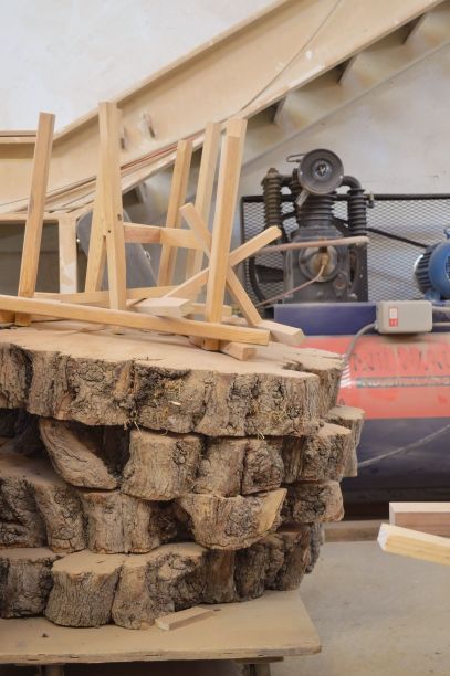 垂直拍摄的树干和木板碎片，用于车间里的建筑椅子图片下载