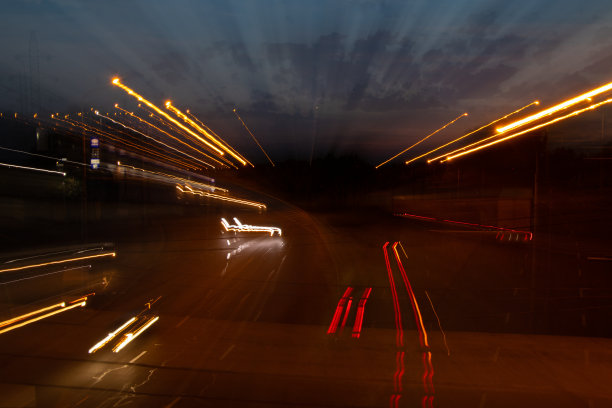 晚上开着汽车就长时间曝光在第聂伯河城市的夜间道路上图片下载
