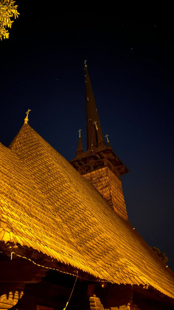 垂直拍摄的老教堂在夜间有多个十字架图片下载