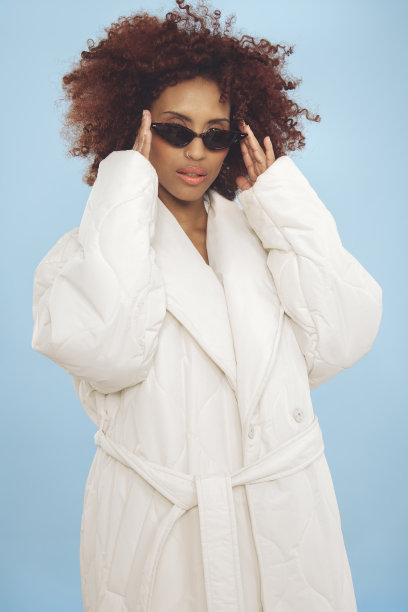 裹着冬季夹克的酷年轻女子图片下载