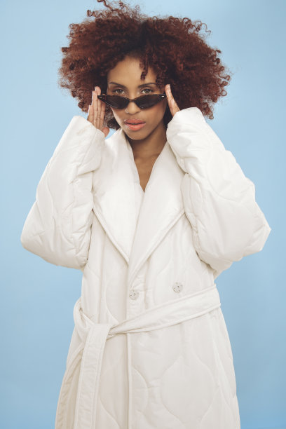 裹着冬季夹克的酷年轻女子图片下载