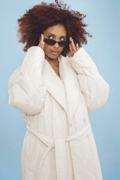 裹着冬季夹克的酷年轻女子图片下载