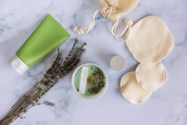 袋子里有可重复使用的化妆卸妆棉，大理石背景图片下载