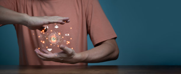ESG概念，Man手握ESG图标，为环境，社会，和治理在可持续和道德的商业网络连接。图片下载