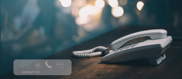 通讯联系我们客服，电话上有接线员服务台的服务中心留言，电话，电子邮件，地址图标，复制空间。图片下载