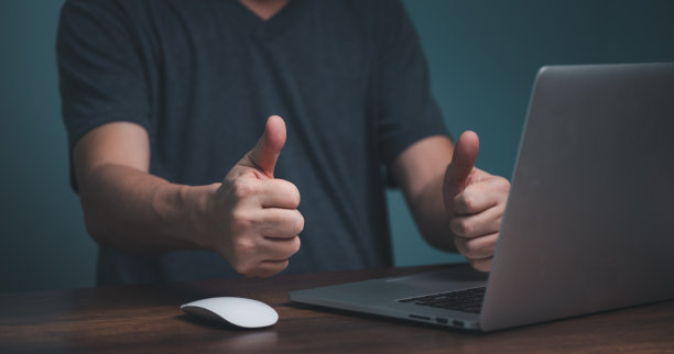 激动万分的年轻商人对在线会议、会议、学习、客户竖起大拇指。图片下载