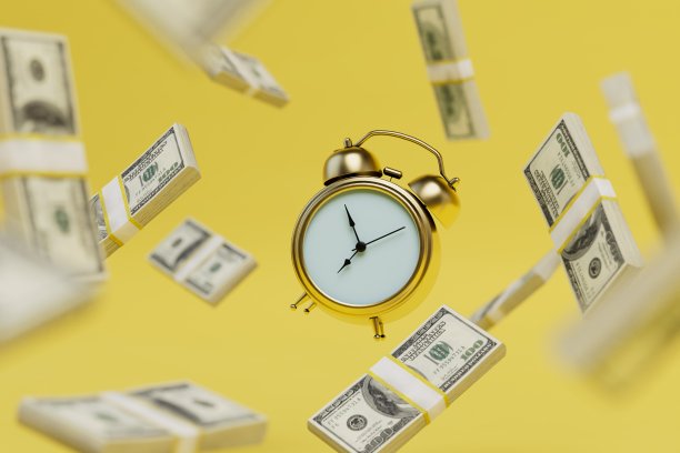 是时候找份好工作了。黄色的背景是闹钟和一捆捆的美元。三维渲染图片下载