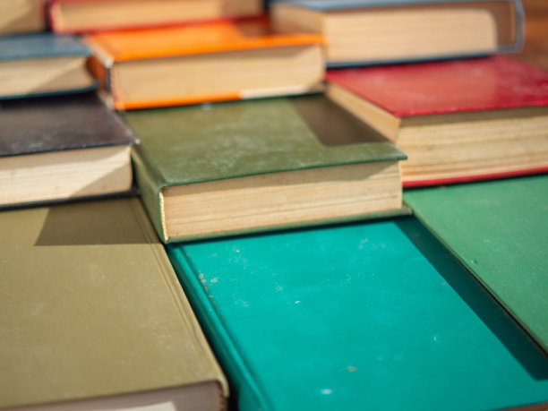 没有聚焦的书籍背景纹理。图片下载