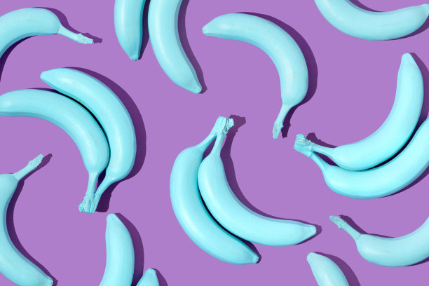 创造性的模式与淡蓝色香蕉在明亮的紫色背景。80、90年代复古美学风格的浪漫概念。简约时尚的超现实水果理念。图片下载