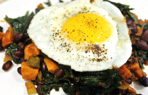 免版税的照片-网站，菜单，美食博客或广告的最佳食物背景-美味的羽衣甘蓝和红薯哈希与向阳面向上的鸡蛋-迷人的食物照片-美食哈希和鸡蛋餐被镀和服务员服务-美味的食物图片下载