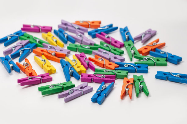 一组孤立在白色背景上的彩色衣夹图片下载