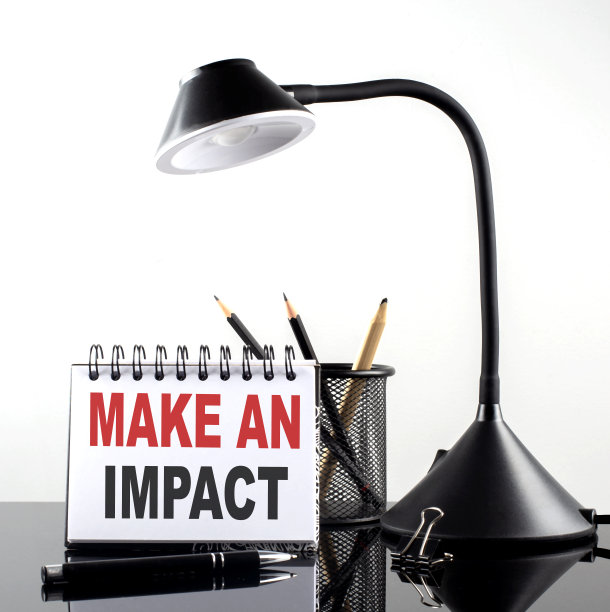 用钢笔和台灯在黑色背景的笔记本上做一个影响文本图片下载